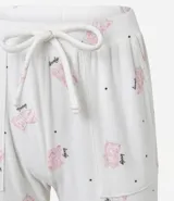 Conjunto de pijama largo de plush, compuesto por remera de mangas largas y cuello redondo, y pantalón con elástico y lazo en la cintura. El pantalón tiene estampado de gatitos y la palabra "lovely".