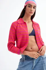 Cardigan tejido de punto a rayas horizontales fucsia y naranja, con cuello tipo polo y mangas largas.