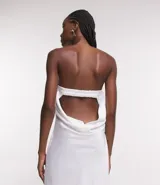 Vestido midi de satén blanco, sin breteles, con escote drapeado en la espalda y tira elástica.