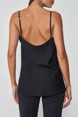 Musculosa negra con breteles finos y escote en V.
