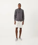 Camisa de hombre de manga larga, color gris oscuro, corte clásico, con cuello abotonado y cierre frontal con botones blancos.