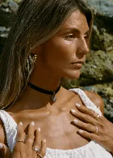 Gargantilla choker de terciopelo negro con dije de piedra natural pirita.