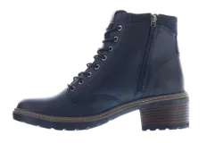 Botas de mujer de caña media, color azul marino oscuro, estilo militar o de combate, con cordones y ojales metálicos. Cuentan con un taco ancho y suela de goma dentada.