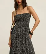 Vestido midi evasé de breteles finos con estampa de corazones, escote recto, lastex en el tronco y recorte fruncido en la cintura. Confeccionado en tricolina con algodón certificado.