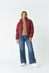 Campera puffer color borgoña de nylon con cuello alto, cierre frontal y bolsillos laterales.