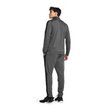 Conjunto deportivo Under Armour gris con detalles en negro. Incluye campera con cierre y pantalón con cintura elástica y cordón ajustable. Ambos con logo de la marca en el pecho y en la pierna.