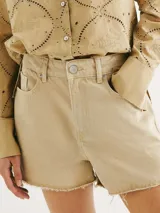 Short de jean color beige, de tiro medio y corte recto, con terminación desflecada.