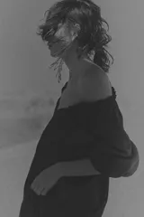 Vestido largo negro con escote cuadrado, cordón ajustable con borlas de cadena, mangas cortas abullonadas con forro y ribete elástico oculto, y costura fruncida bajo la cadera.