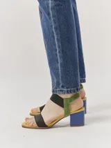 Sandalias con taco bloque color marrón charol, tira delantera elástica color marrón, tira trasera elástica y de cuero color negro y plantilla color crema con logo de la marca.