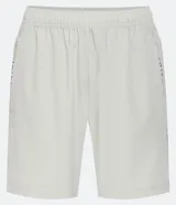Bermuda deportiva color gris claro, con cintura elástica ajustable con cordón, bolsillos laterales y detalle de lettering reflectante en el lateral.