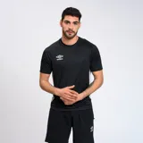 Remera deportiva negra con detalles en gris en los laterales y logo de Umbro estampado en blanco en el pecho.