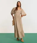 Vestido long midi con escote cuadrado, manga corta, detalle de elástico en el busto y bajo con recorte.