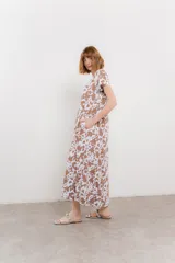 Vestido largo de algodón con elastano, estampado con manchas tipo vaca en tonos marrón y blanco. Tiene cuello redondo con ribete en contraste.