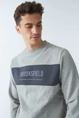 Buzo de felpa azul marino con una franja horizontal bordó en el pecho con la inscripción "BROOKSFIELD ESTABLISHED IN TORINO, ITALY - SINCE 1971".