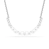 Collar plateado con cadena fina y dije curvo con incrustaciones de circonitas blancas.