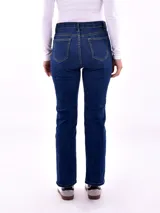 Pantalón jean de corte recto, color celeste claro.