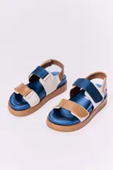 Sandalias bajas de cuero con plataforma, base color suela, plantilla azul y tiras de cuero en color beige, blanco y azul.