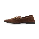 Mocasín marrón de gamuza con aplique de cadena dorada en el empeine.