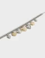 Pulsera dorada con cadena de eslabones gruesos y dijes colgantes de corazones con diferentes diseños.