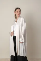 Túnica italiana de satén de seda color beige, de corte suelto con bolsillos laterales.