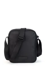 Bandolera negra de tela impermeable con correa ajustable, doble bolsillo frontal con cierre y dos bolsillos internos.