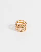 Anillo dorado de metal con diseño de cuatro vueltas entrelazadas.