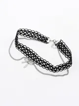 Set de dos gargantillas: una de encaje negro y otra de cadena plateada con dije de moño con strass.