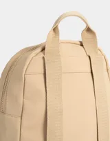 Mochila negra de tela deportiva con bolsillo frontal con cierre, correas regulables, manija superior, cierre superior y tag de goma.