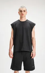 Musculosa negra de algodón con cuello redondo y sisas amplias.