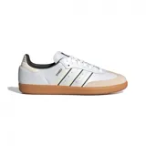 Zapatillas Adidas Samba Og blancas con puntera de gamuza color crema, detalles en negro y suela de goma marrón.