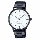 Reloj Casio con movimiento de cuarzo, caja y correa de acero inoxidable color negro, esfera blanca con números romanos y agujas plateadas. Resistente al agua hasta 50 metros.