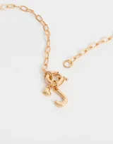 Collar corto dorado con cadena de eslabones, cierre de mosquetón, dije de corazón y dije de letra B.