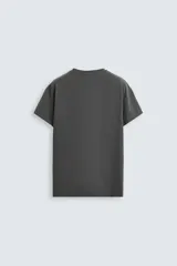 Camiseta azul oscuro de corte slim fit con mangas cortas y cuello redondo.