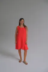 Vestido midi rojo sin mangas, con escote redondo y volado en el ruedo.