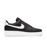 Zapatillas de cuero negro con detalles en blanco, modelo clásico de Nike con suela resistente.