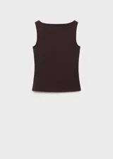 Top marrón sin mangas con cuello barco y corte ajustado.