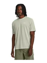 Remera deportiva Under Armour UA Train Anywhere, color verde claro jaspeado, de corte clásico y manga corta. Logo de la marca estampado en el pecho.
