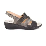 Sandalias de cuero color beige y dorado con diseño calado, taco bajo y tira trasera con hebilla.