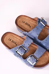 Sandalias de plataforma color lila con tachas plateadas y hebillas ajustables.