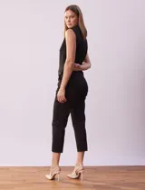 Pantalón capri color beige, marca Zac & Rachel, confeccionado en gabardina elastizada. Presenta pretina con botón, cierre y hebilla metálica, bolsillos inclinados en la parte delantera y corte ajustado.