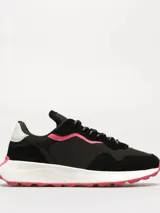Zapatillas urbanas Tommy Jeans modelo New Runner, color negro con detalles en rosa y blanco. Confeccionadas en piel, textil y material sintético.