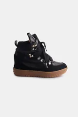 Zapatilla urbana negra de caña alta con plataforma, cordones y detalles de cuero y gamuza.