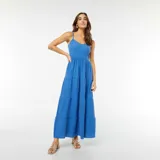 Vestido largo azul con tirantes finos y falda escalonada con capas.