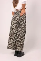 Pollera larga de jean con estampado animal print tipo leopardo y tajo al frente.