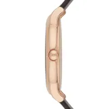 Reloj Emporio Armani modelo AR2502, con caja redonda de acero inoxidable con baño en oro rosa y esfera blanca mate con acabado sunray. Tiene agujas e índices en tono oro rosa y ventana de fecha a las 3. La correa es de cuero marrón oscuro con hebilla.