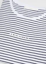 Camiseta blanca con rayas horizontales rojas, cuello redondo y logo estampado en el centro del pecho.