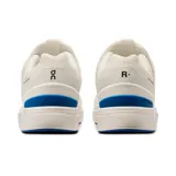 Championes urbanos blancos con detalles en azul, con tecnología CloudTec y suela de goma.