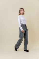 Jean de denim gris con calce ancho (wide leg) y tiro medio-alto. Presenta un detalle sutil de strass a lo largo de la tela.