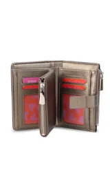 Billetera mediana de símil cuero color blanco hueso con detalles en rojo coral. Posee una presilla de cierre en la parte frontal y cierres de cremallera visibles en el borde superior.