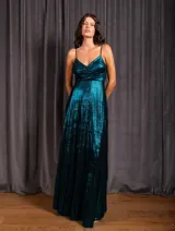 Vestido solera largo metalizado color turquesa, con falda plisada y espalda abierta con nudo.